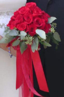 red kardinal roses makes this wedding bouquet special by being simply elegant made by her wedding planner.